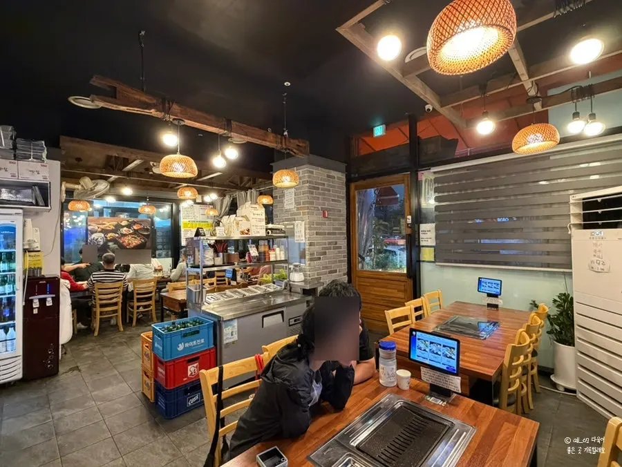 Interior table at 99Jangeo88 Suwon Homaesil Branch