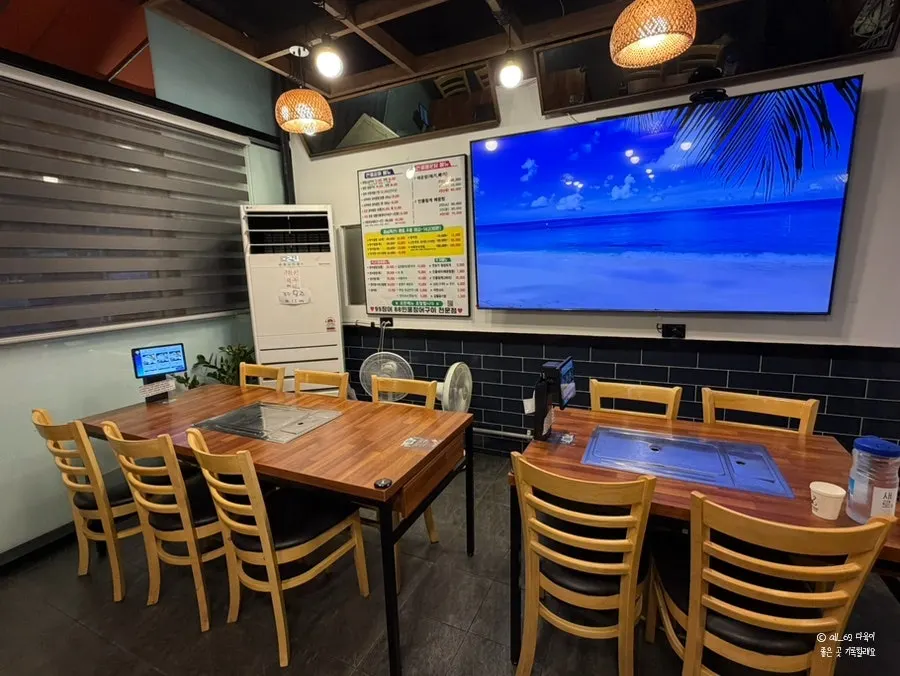 View of the dining area seats at 99Jangeo88 Homaesil Branch