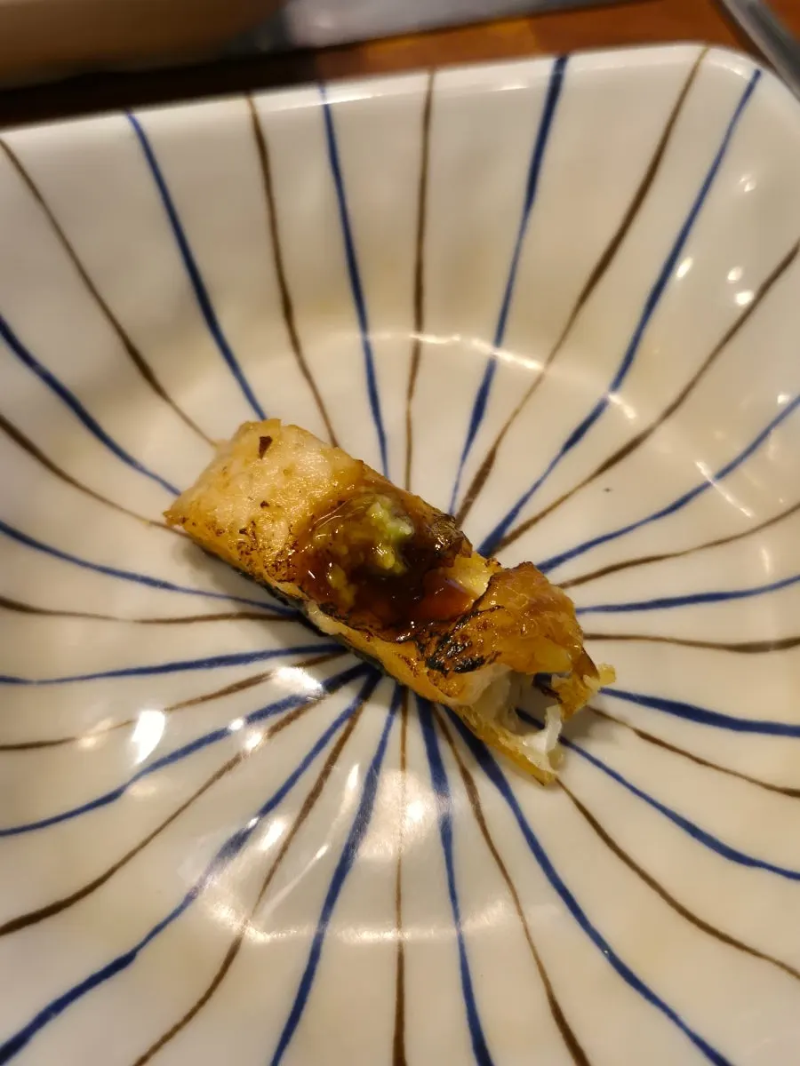 노릇하게 구워진 통통한 민물 장어 구이