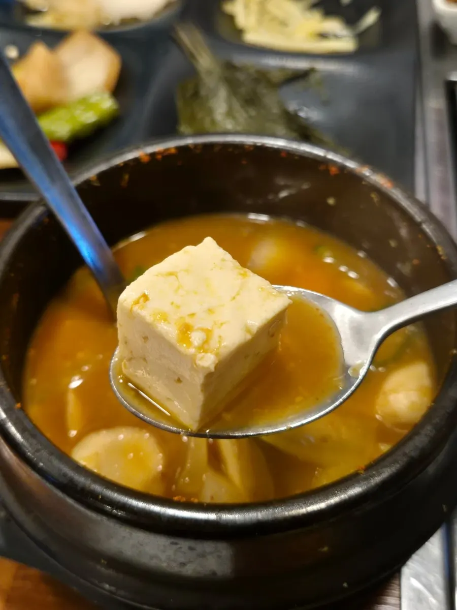 기본으로 제공되는 된장찌개 한 뚝배기
