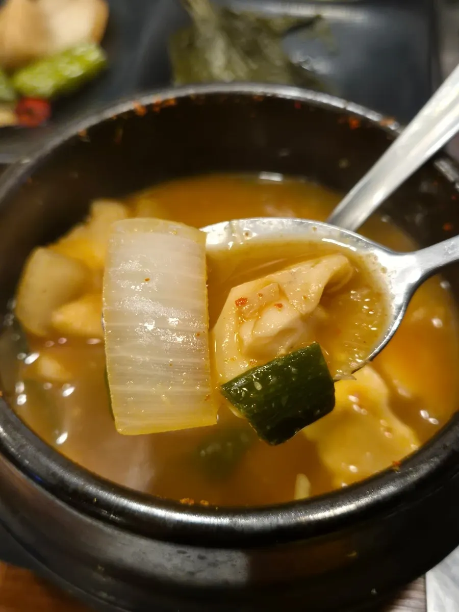 두부와 호박이 큼지막하게 들어간 된장찌개