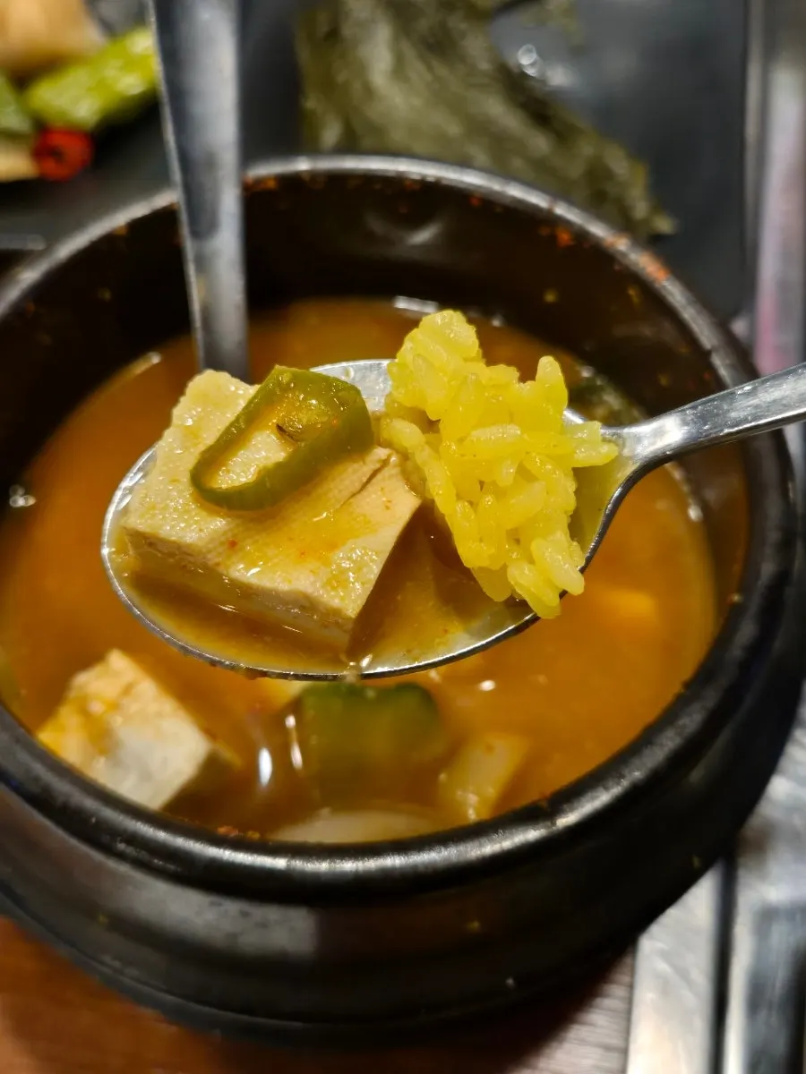 장어 구이와 함께 놓인 된장찌개 상차림