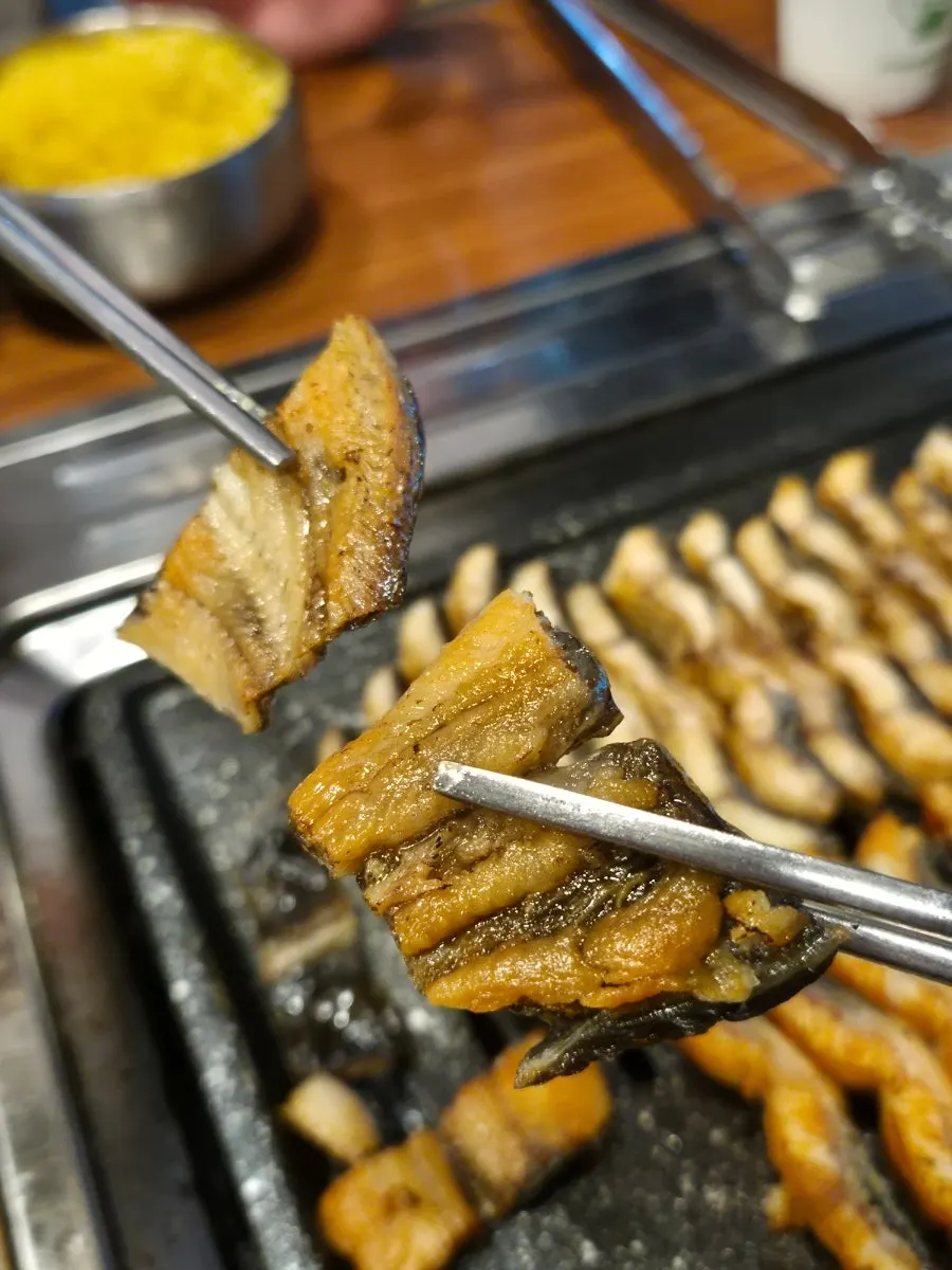 쌈채소에 싸 먹는 장어 구이