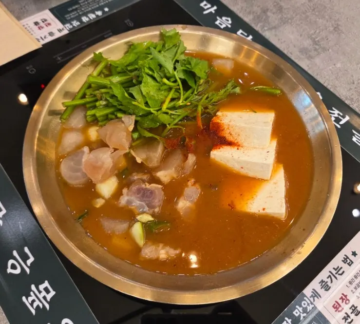 The ordered hot-pot table setting