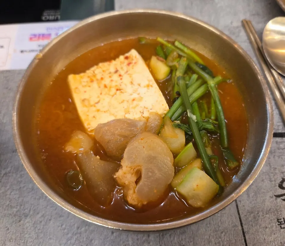 Generous ingredients in the beef tendon doenjang hot pot