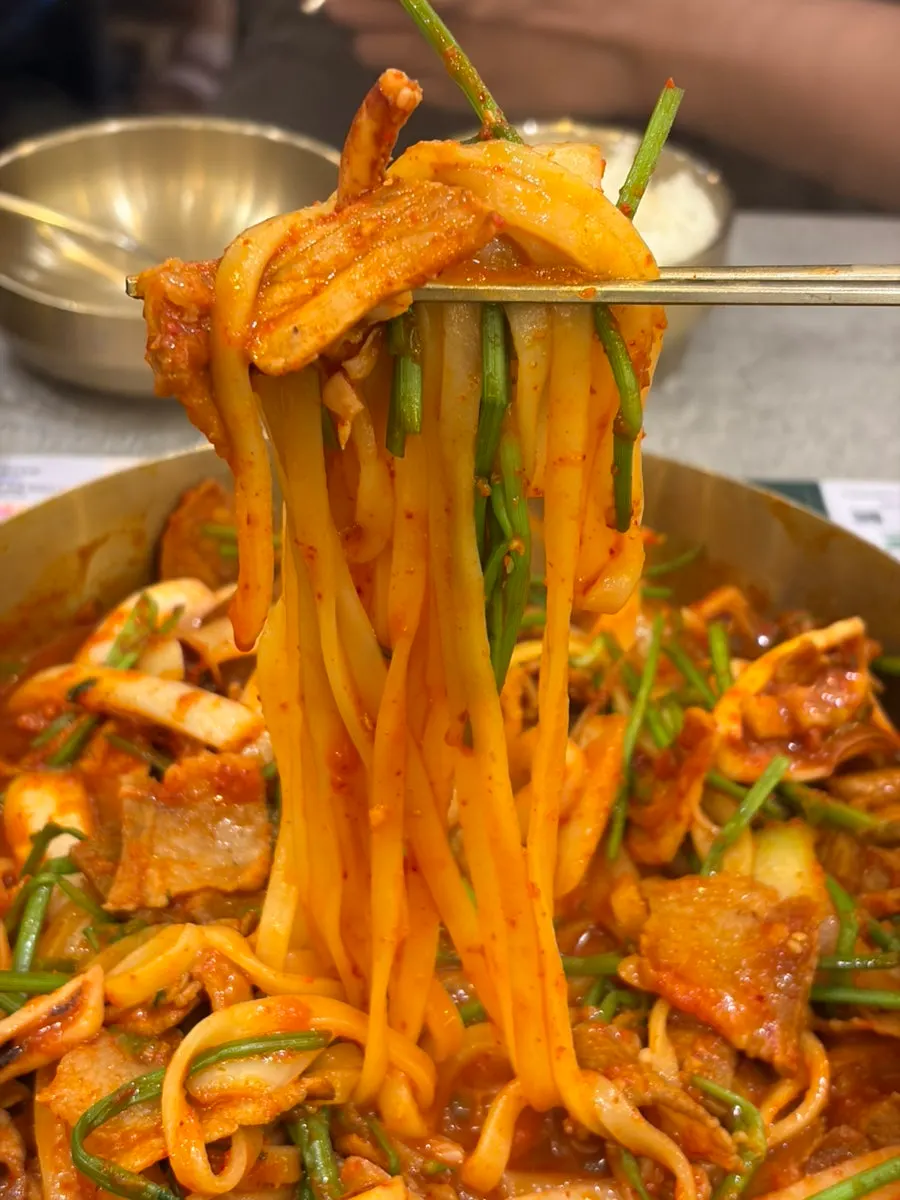 두루치기와 밥을 함께 담은 모습