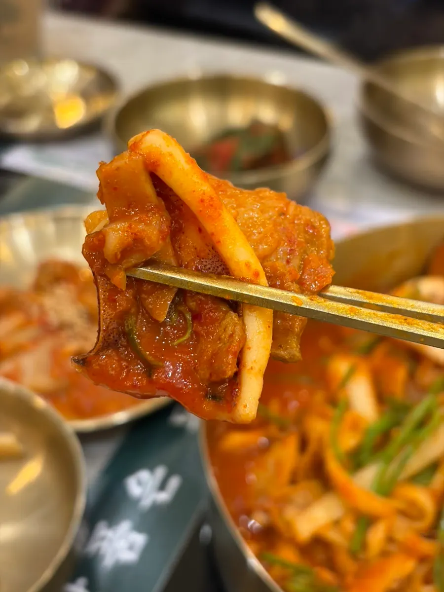 칼국수 면사리를 넣어 비빈 두루치기