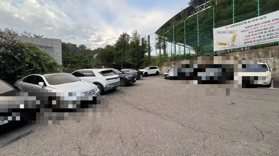 건물 뒤편 전용 주차 공간