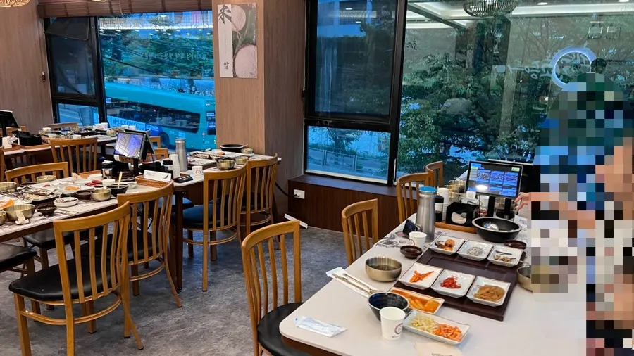 주말 피크타임에 꽉 찬 홀 좌석