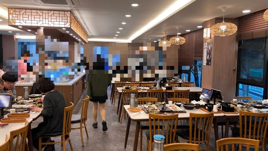 손님이 가득한 넓은 매장 내부