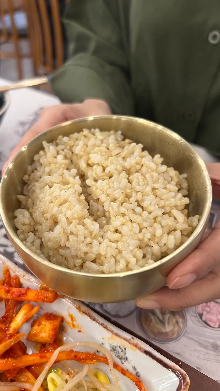 백미와 현미 밥 공기