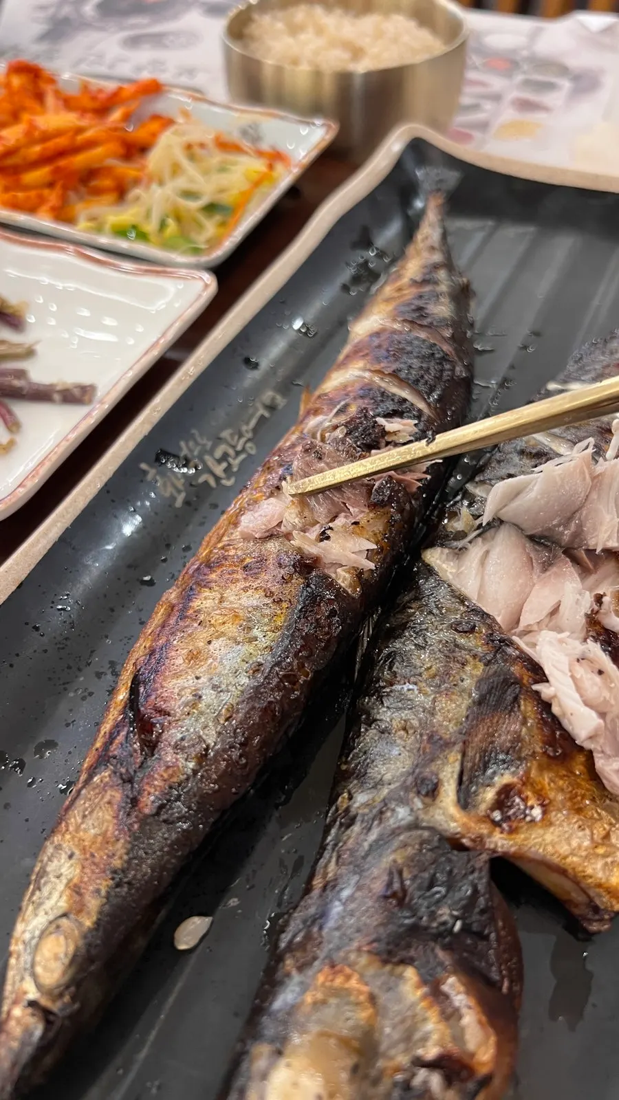 노릇하게 구워진 꽁치구이