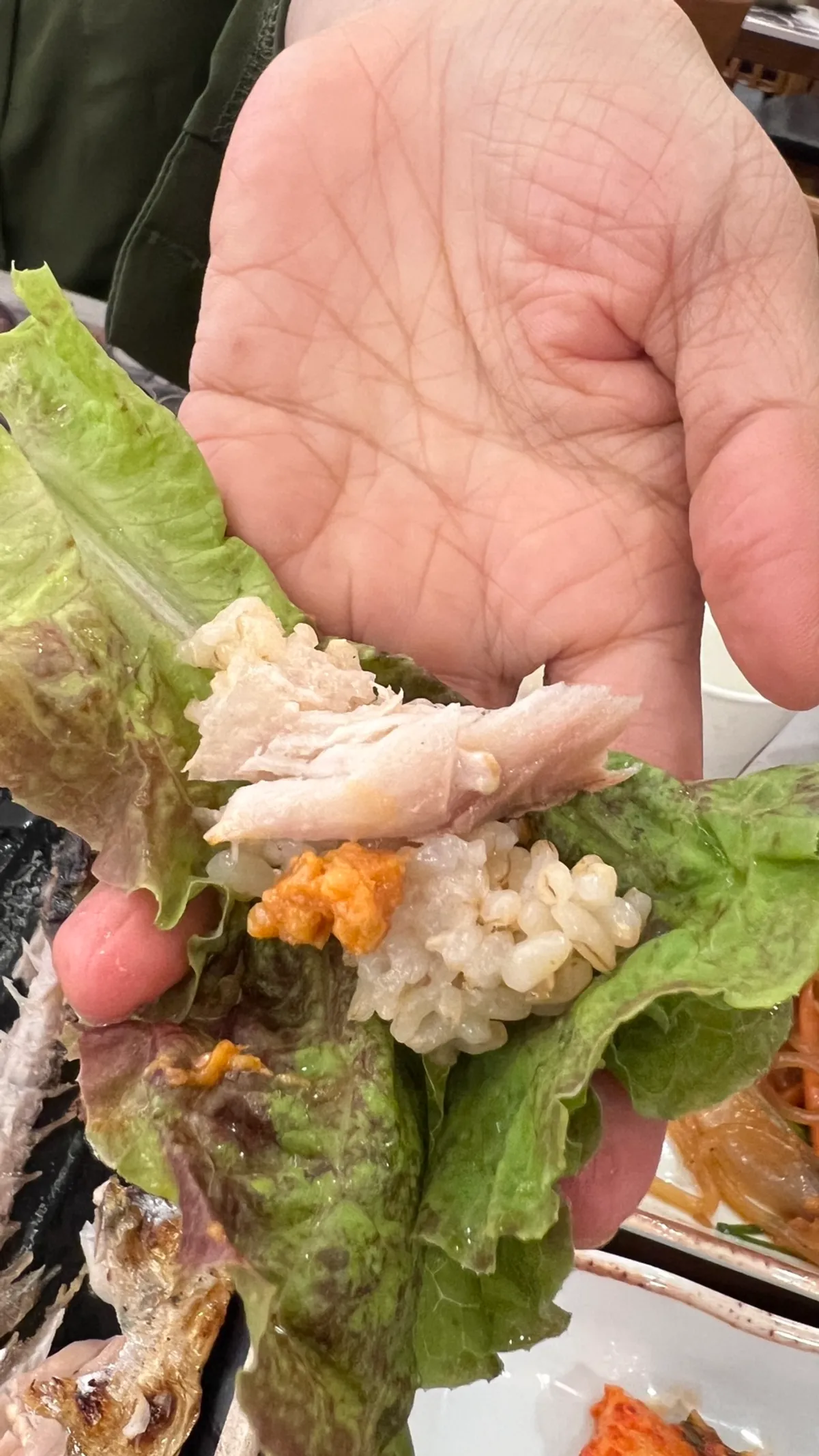 생선살을 올린 상추쌈