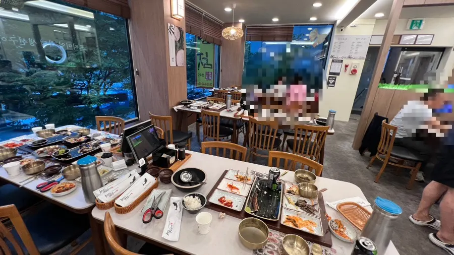 손님 많은 생선구이집 홀 전경