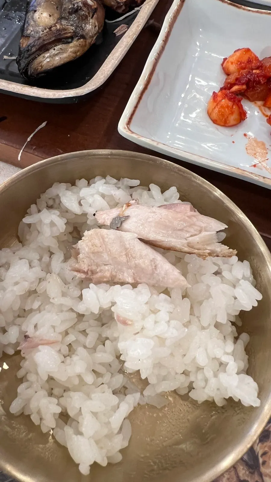 식사를 마친 생선구이 정식 상차림