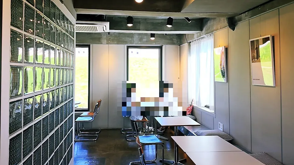 Window seat with sunlight streaming in through the glass wall
