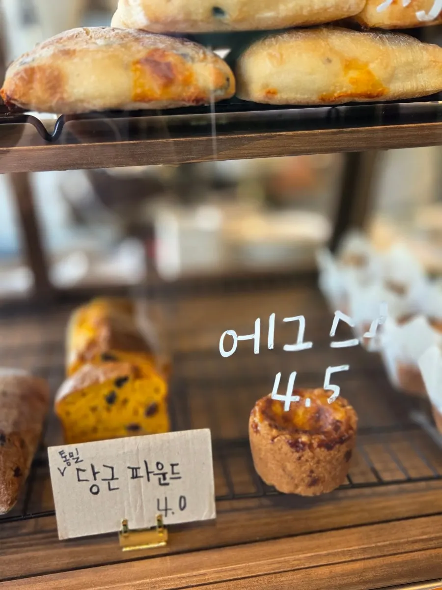 카페인포커스 베이커리 메뉴 진열