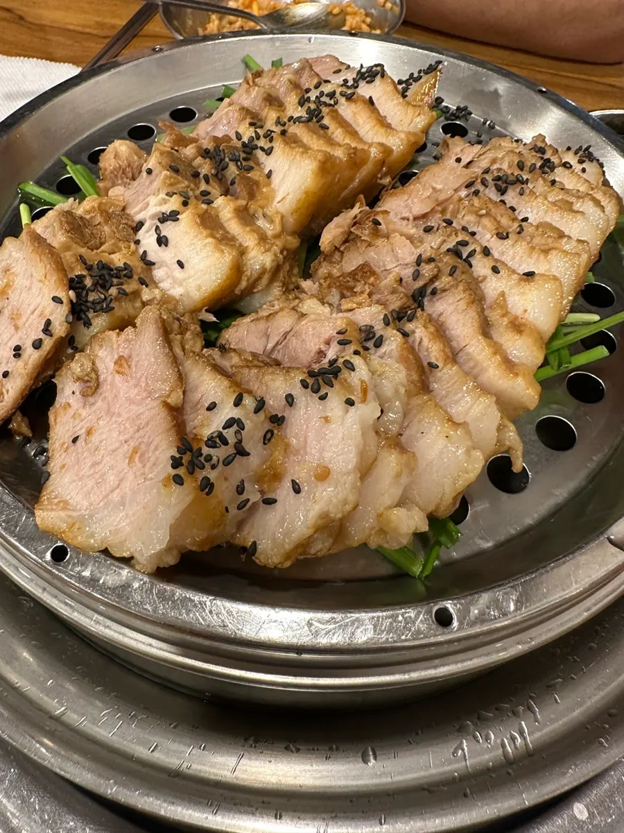 도톰하게 썰린 수육 클로즈업