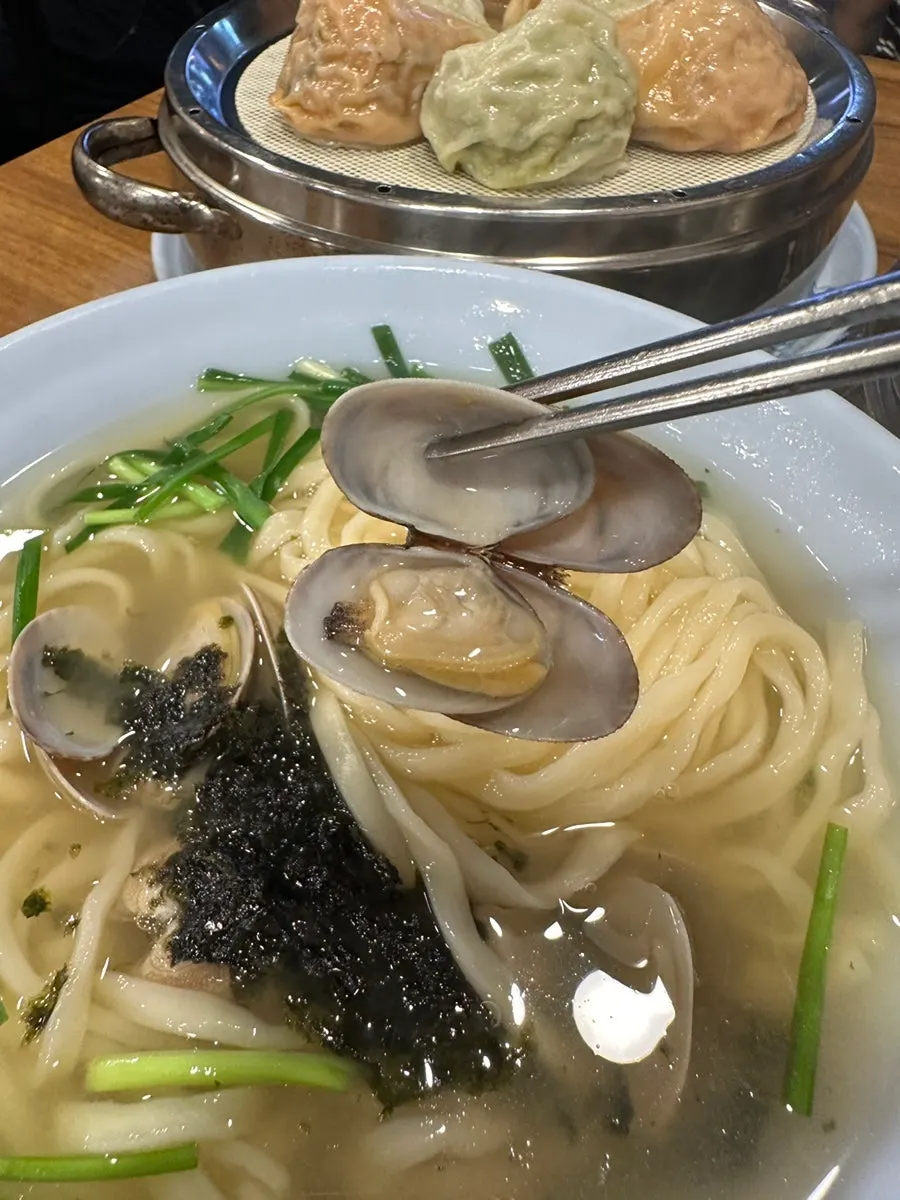김가루와 부추가 올라간 칼국수 위쪽 모습