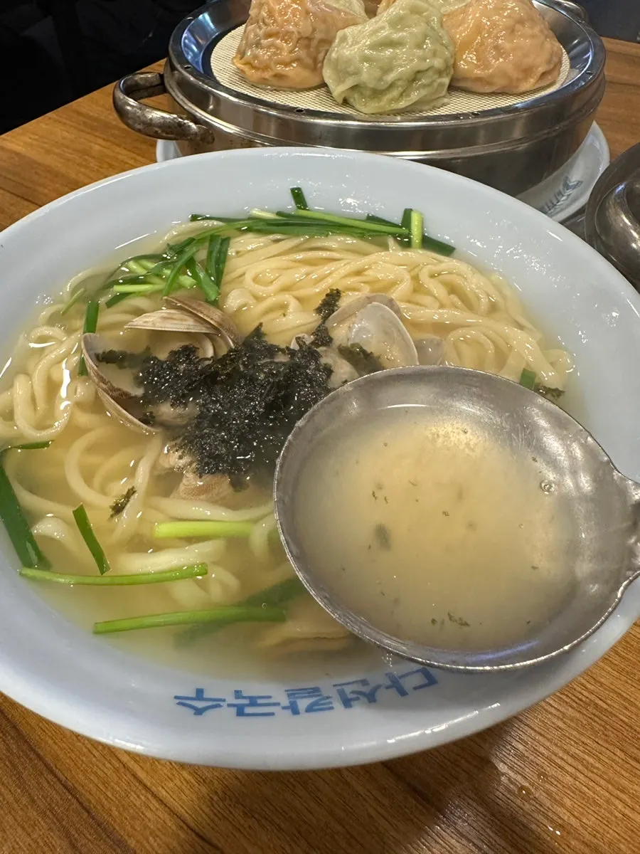 칼국수 속 바지락 클로즈업