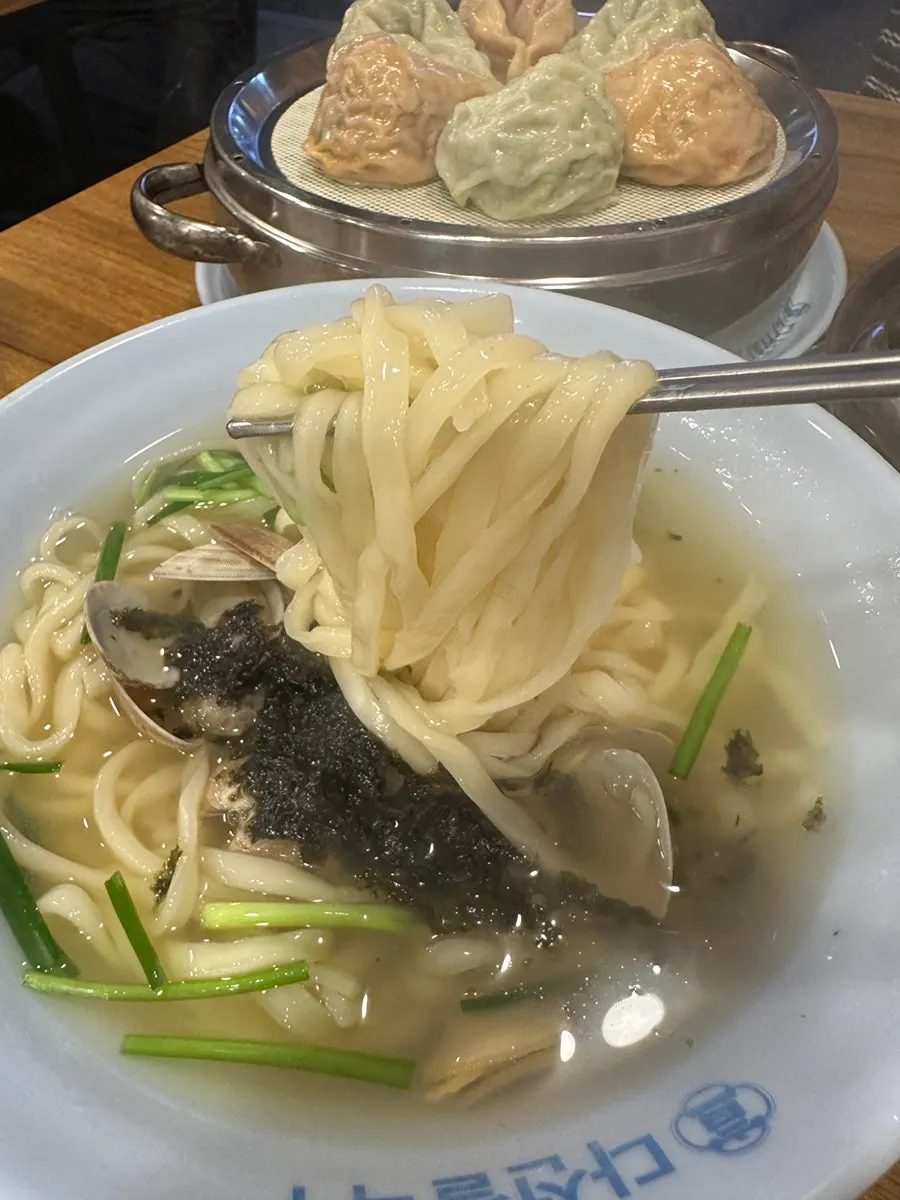칼국수 국물을 숟가락으로 떠 올린 모습