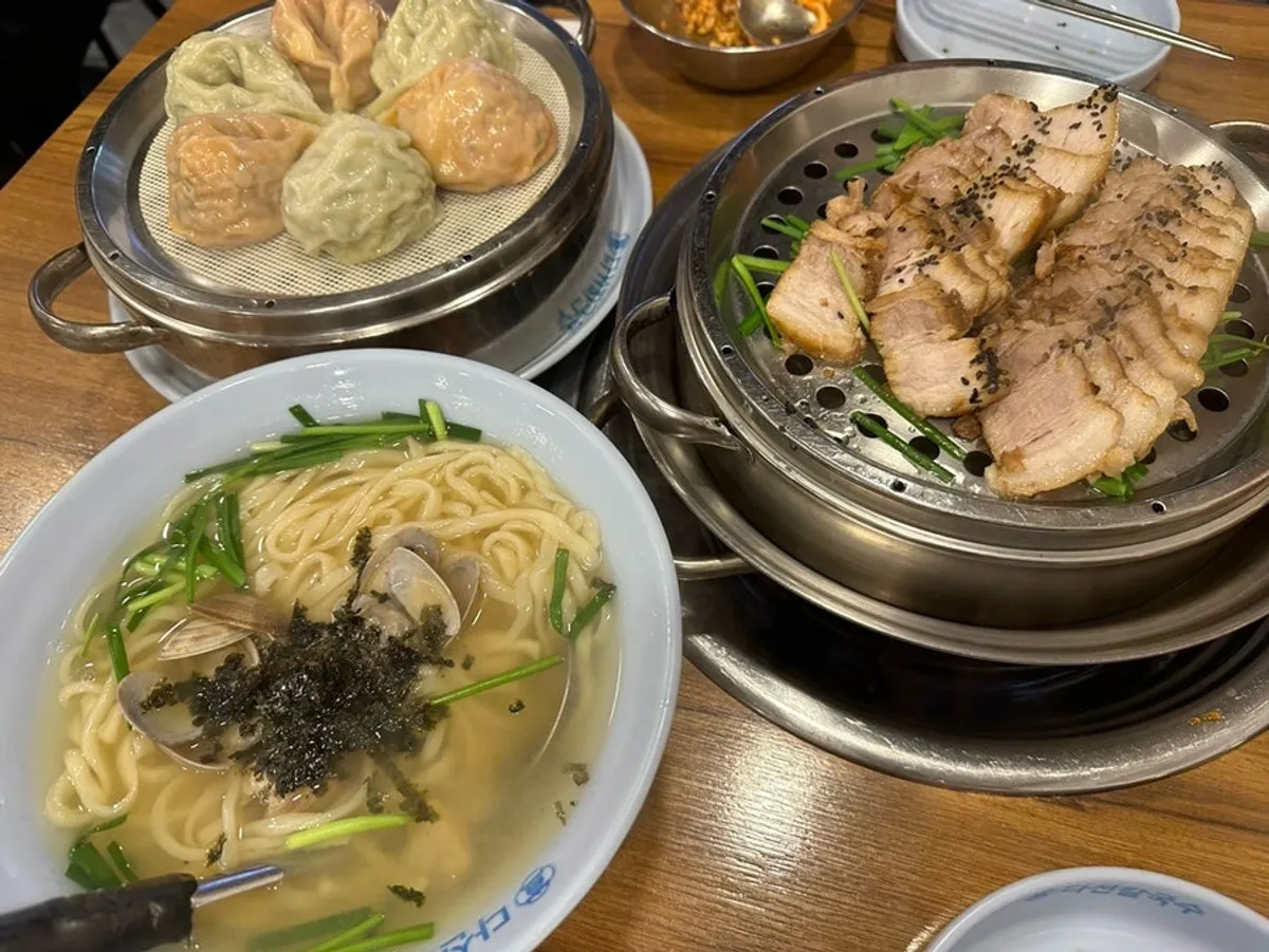 칼국수와 수육보쌈이 함께 놓인 저녁 한 상