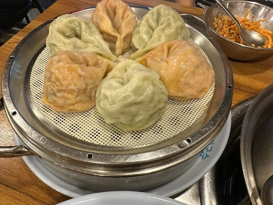 찜기에 담겨 나온 다선칼국수 만두 반반