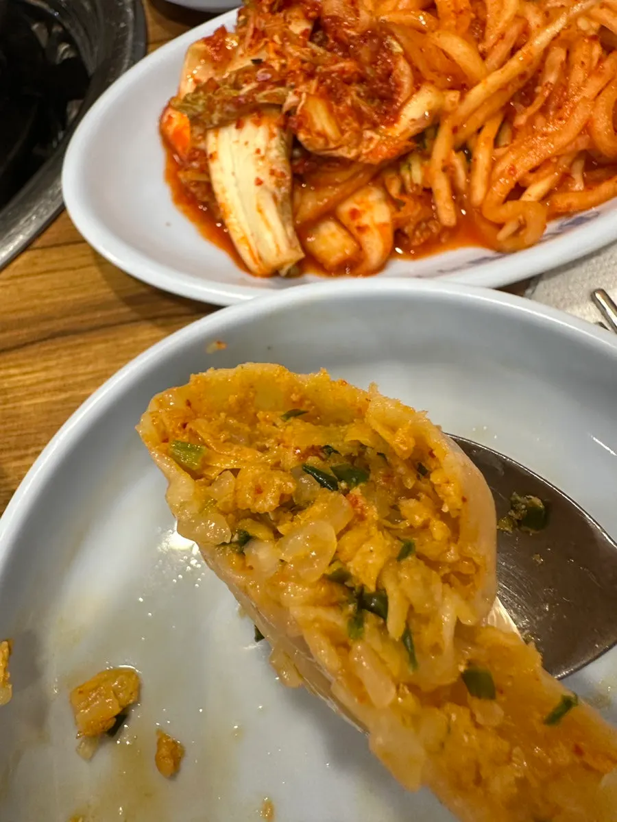 만두와 칼국수를 함께 놓고 먹는 모습