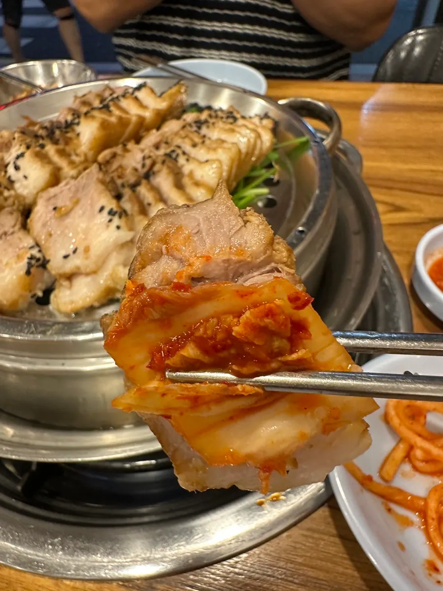 수육보쌈·칼국수·만두가 차려진 저녁 상차림
