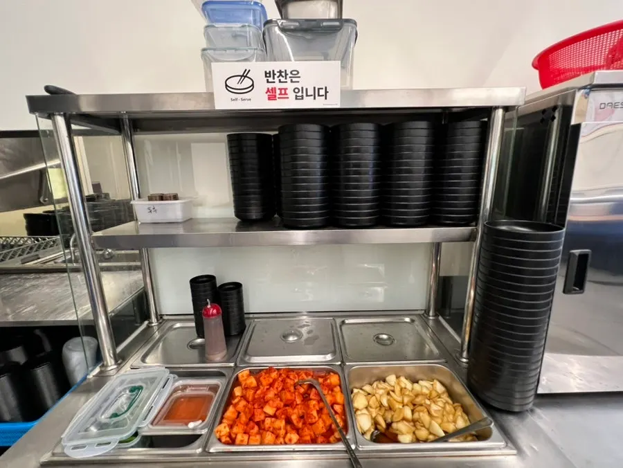 깔끔하게 보관된 식기와 수납 공간