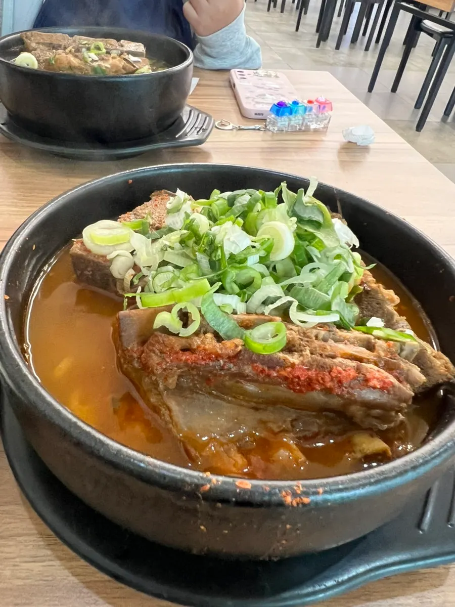 넉넉한 공기밥과 뼈해장국 상차림