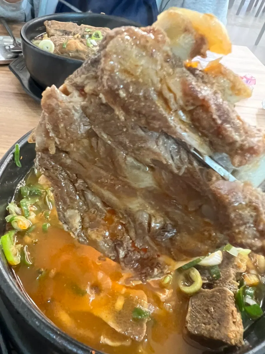 살이 실하게 붙은 뼈해장국 등뼈