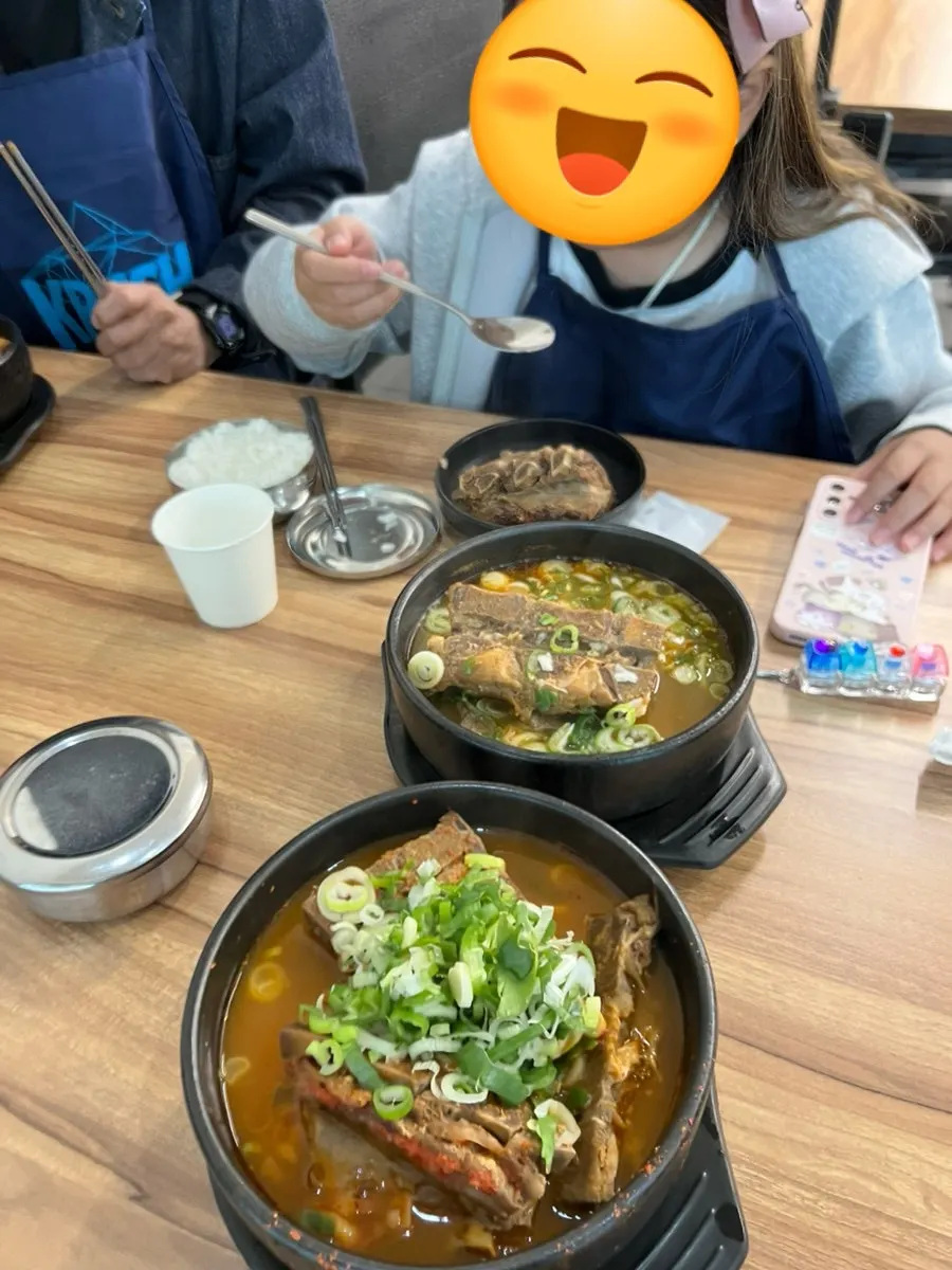 뼈해장국 속 뼈 조각들