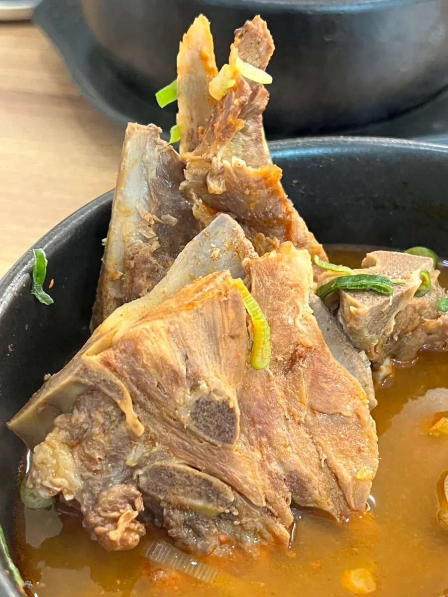 우거지 없이 고기와 국물 위주인 뼈해장국