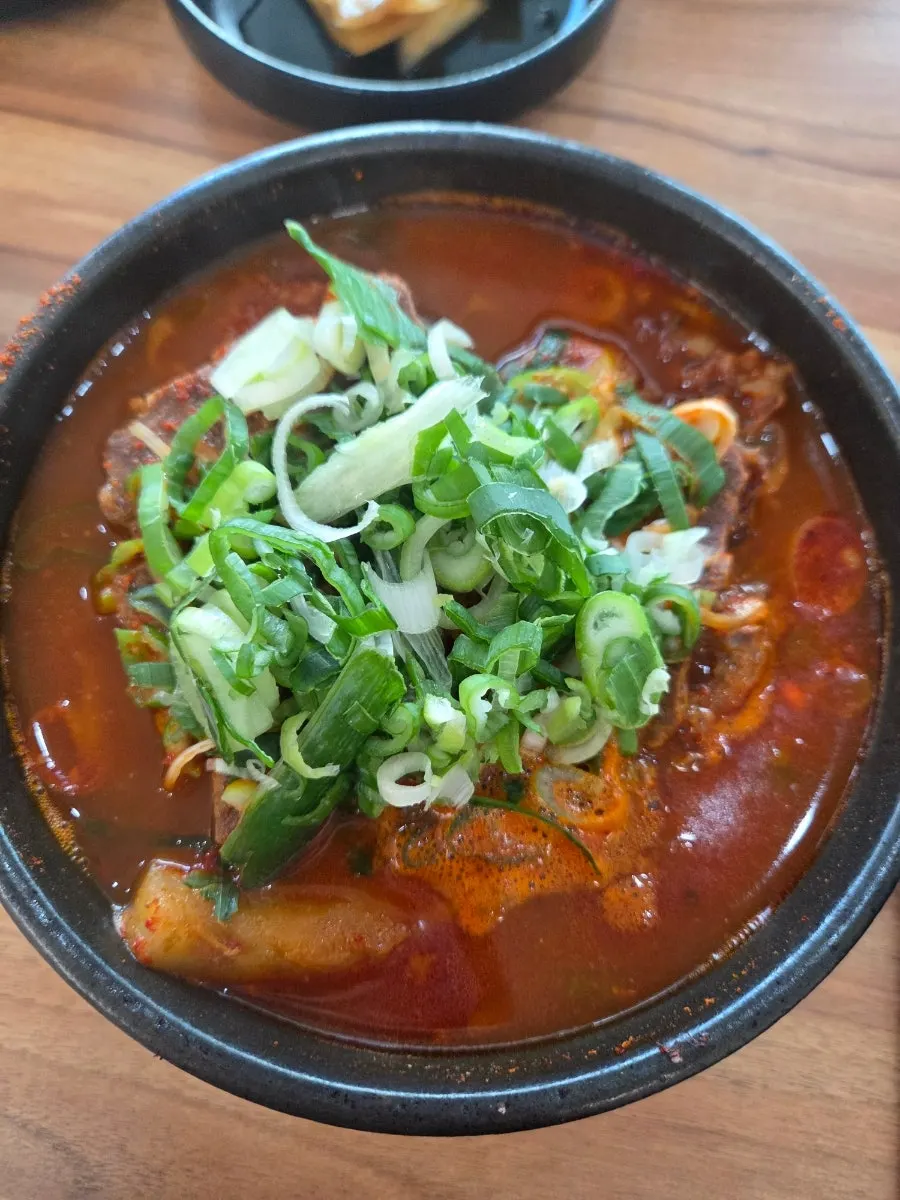 Close-up of the sharp, spicy pork bone soup broth