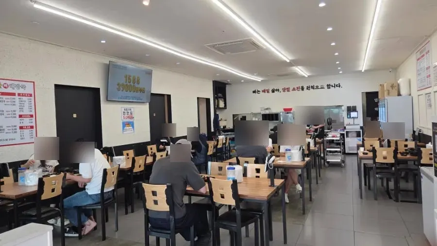 손님들로 북적이는 매장 내부 홀