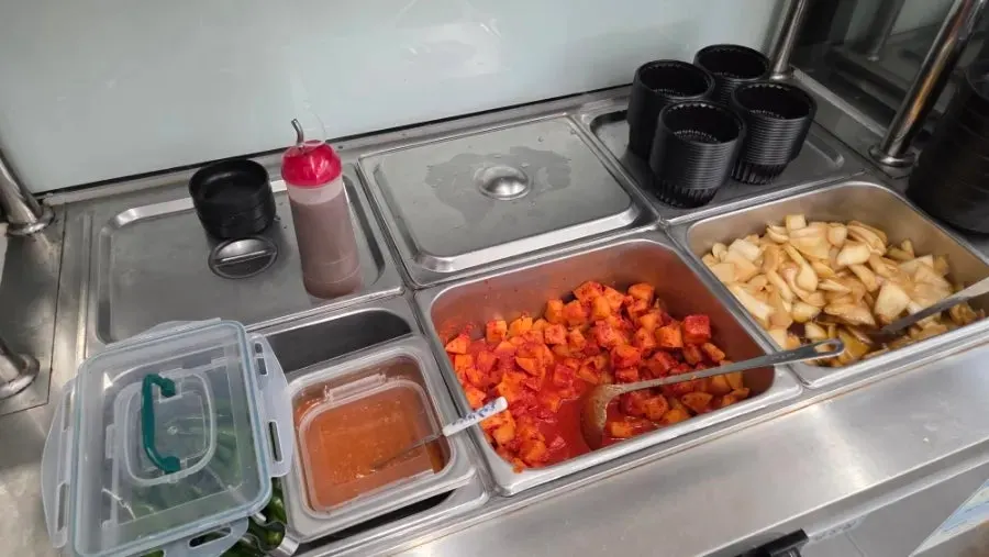 김치와 깍두기가 준비된 셀프 반찬바