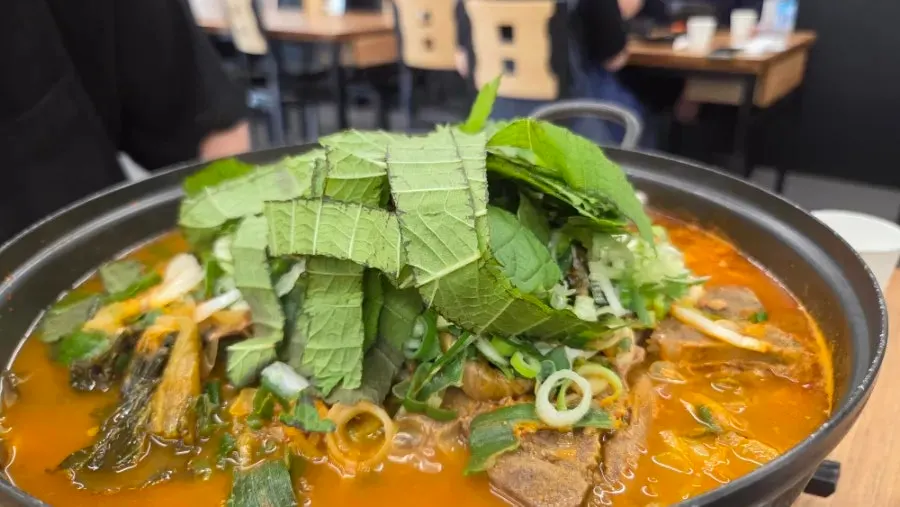 깻잎과 대파가 올라간 뼈전골 소자 한 냄비