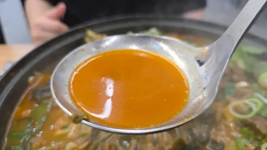 팔팔 끓인 뒤 떠먹은 보통맛 전골 국물