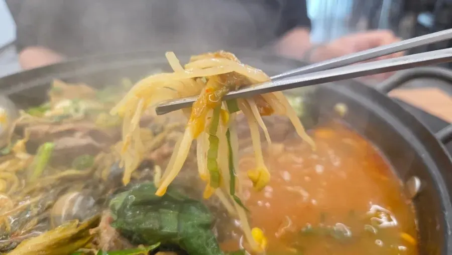 앞접시에 덜어둔 뼈고기