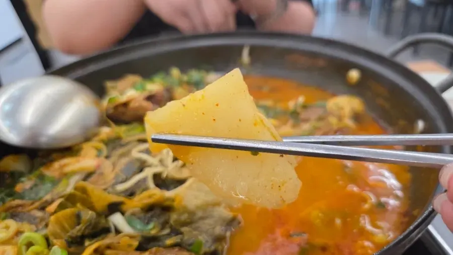 숟가락에 올린 푹 익은 감자