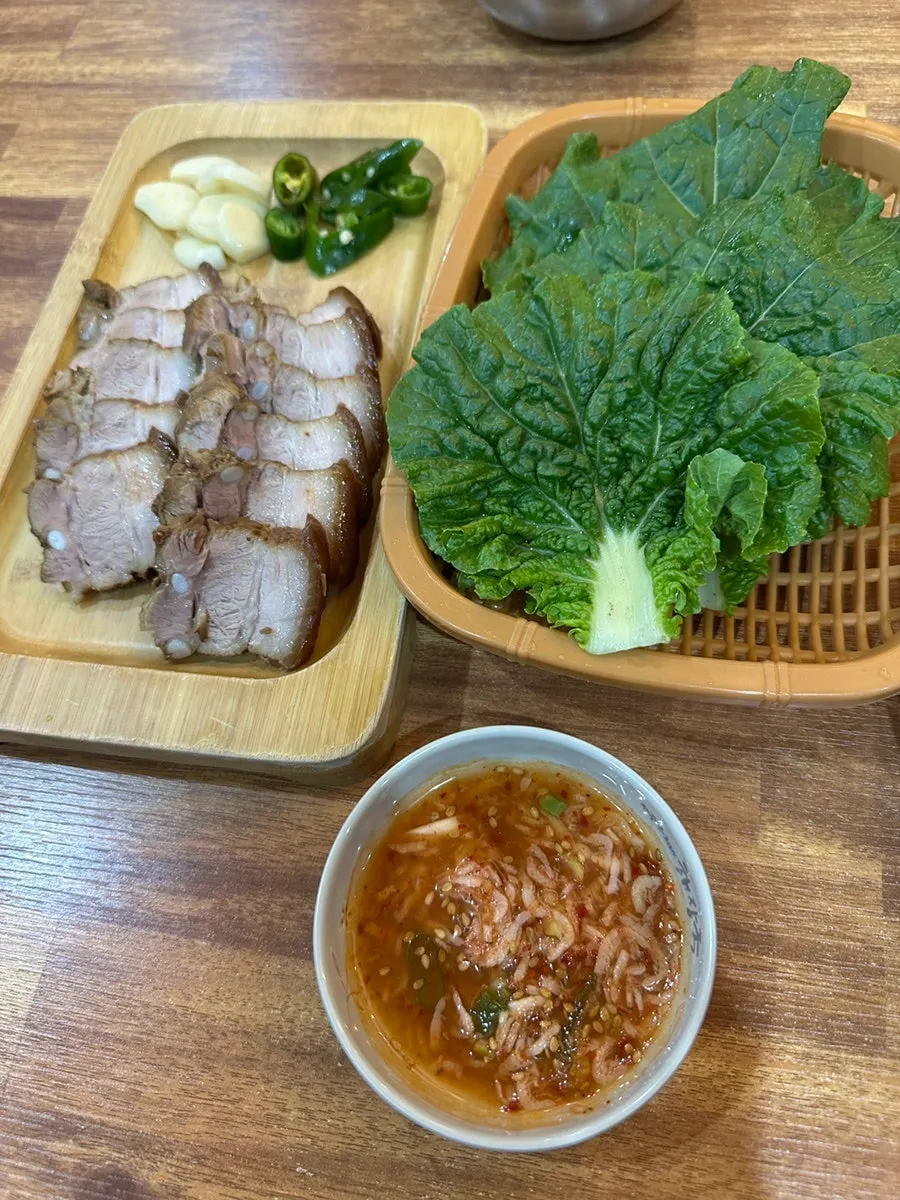 Thickly sliced Eunhuine dombe pork