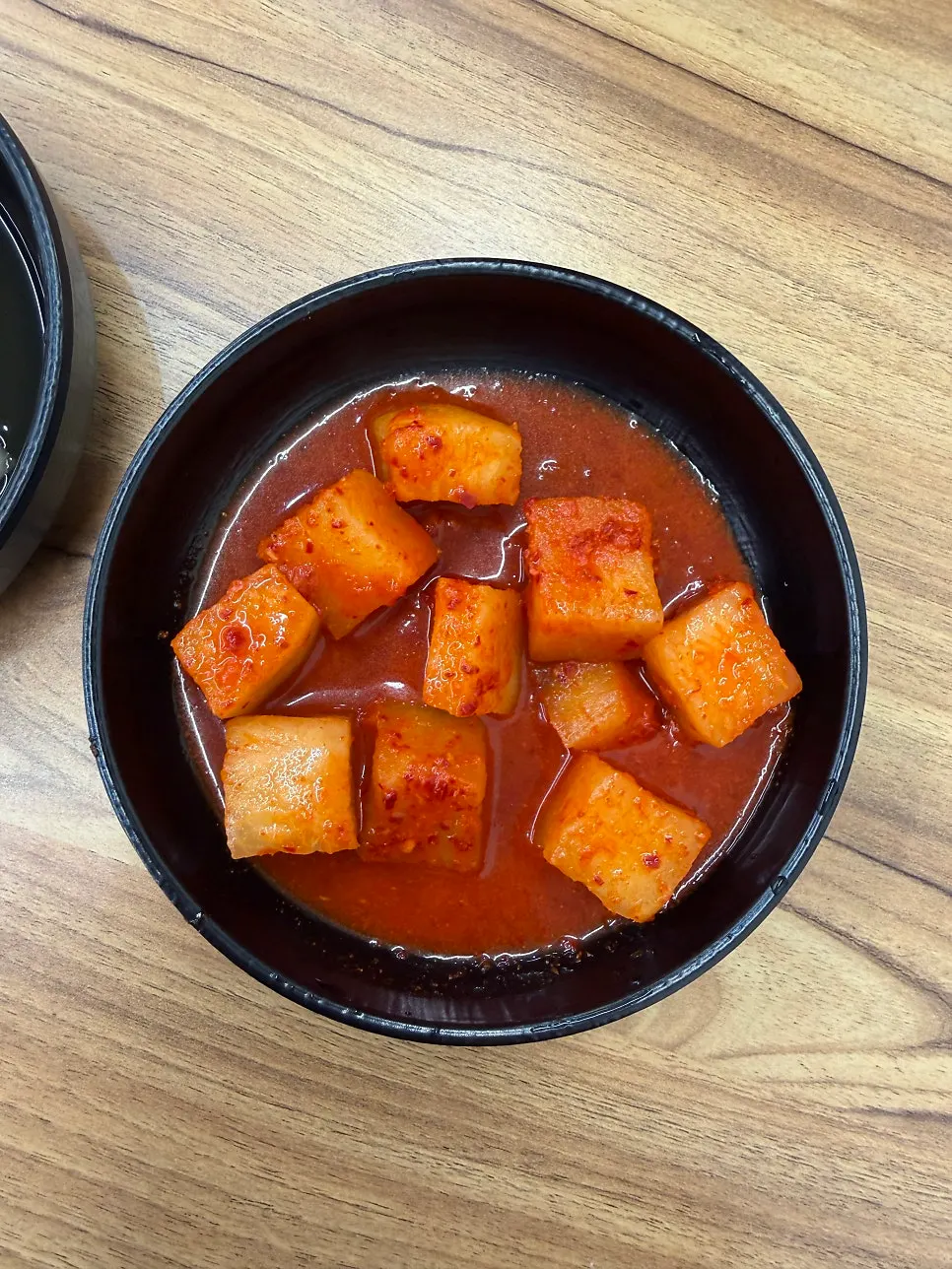 자리에 차려진 기본 반찬