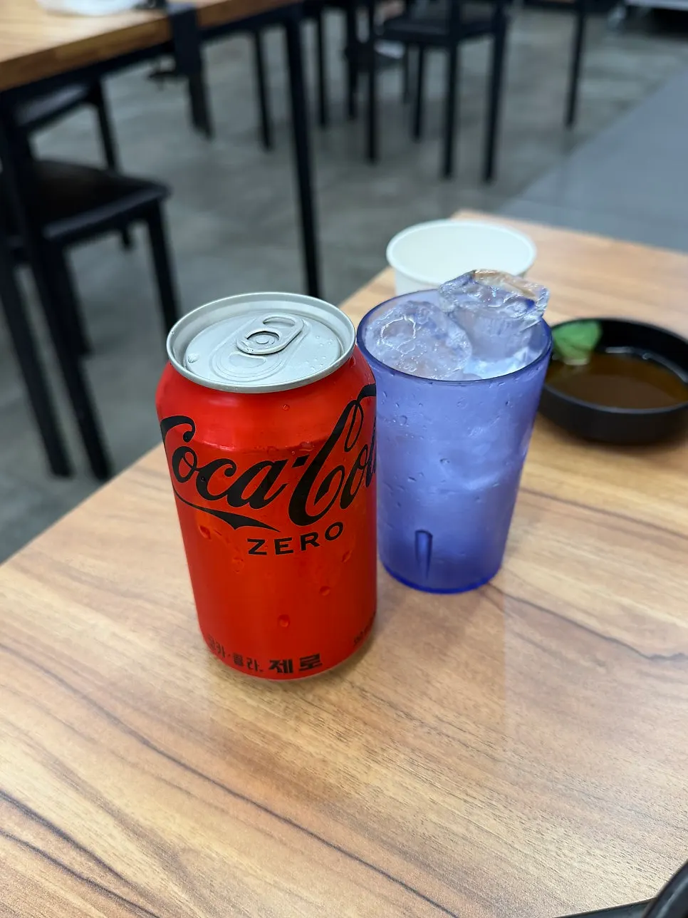 콜라와 함께 나온 얼음컵