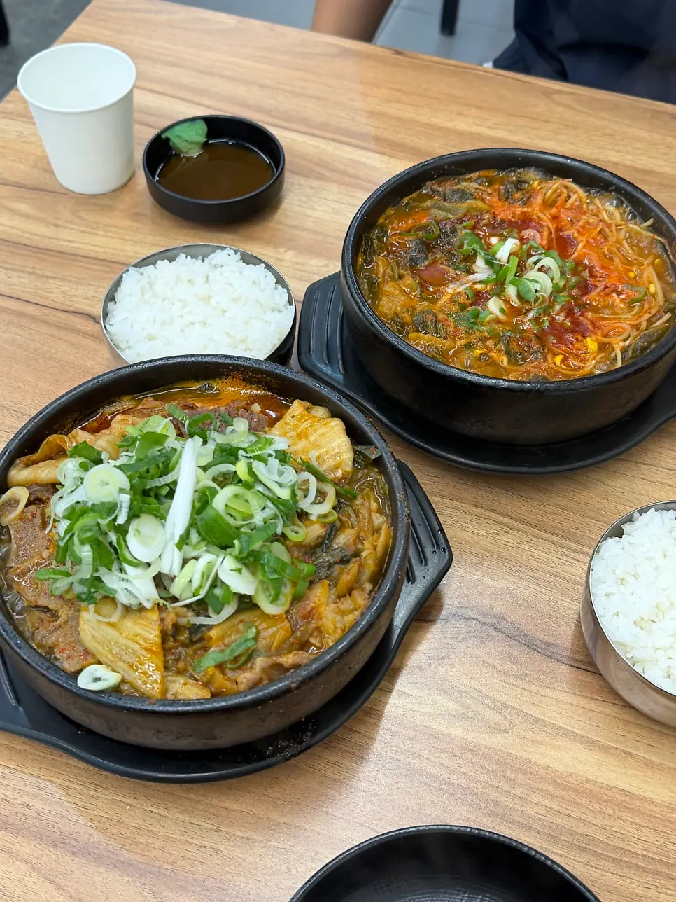 보글보글 끓는 해장국 상차림