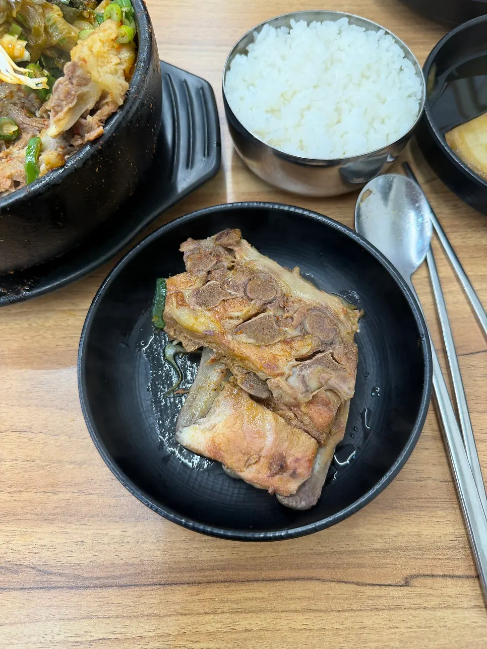 뼈해장국에 들어 있는 큰 뼈