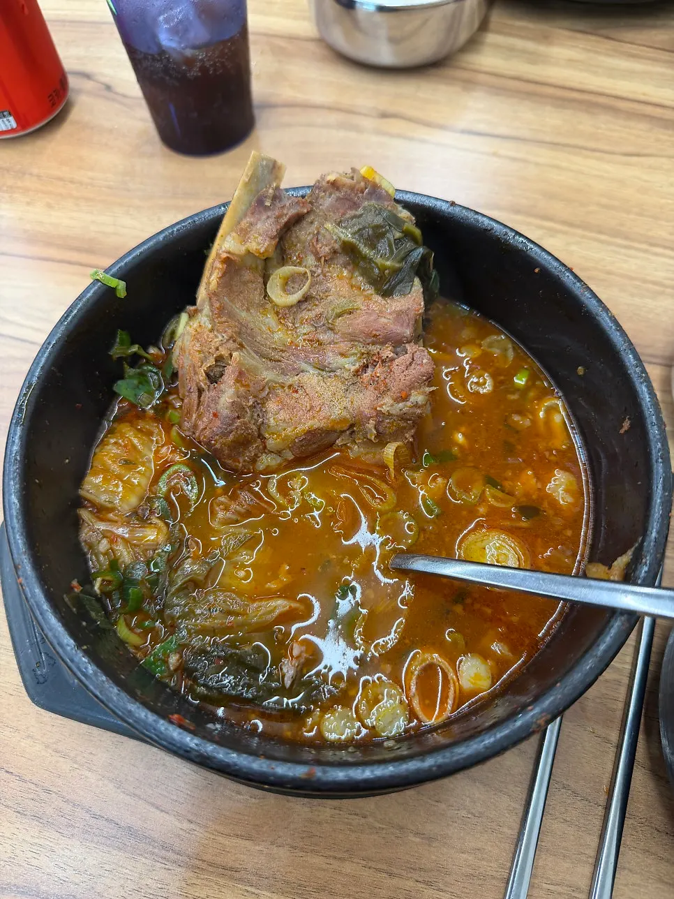 살을 발라 먹는 뼈해장국