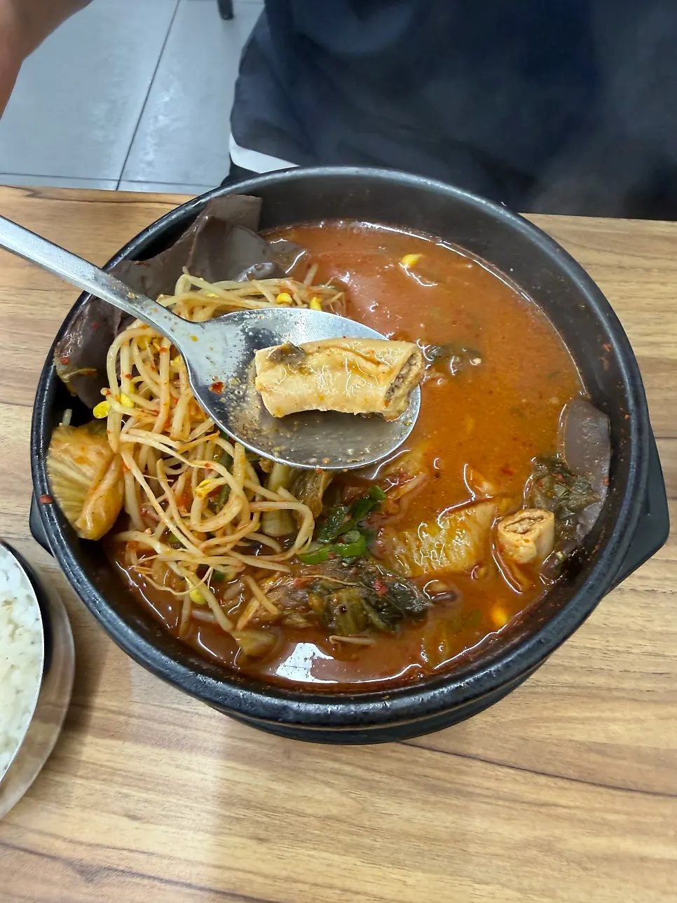 선지와 곱창이 들어간 해장국 속