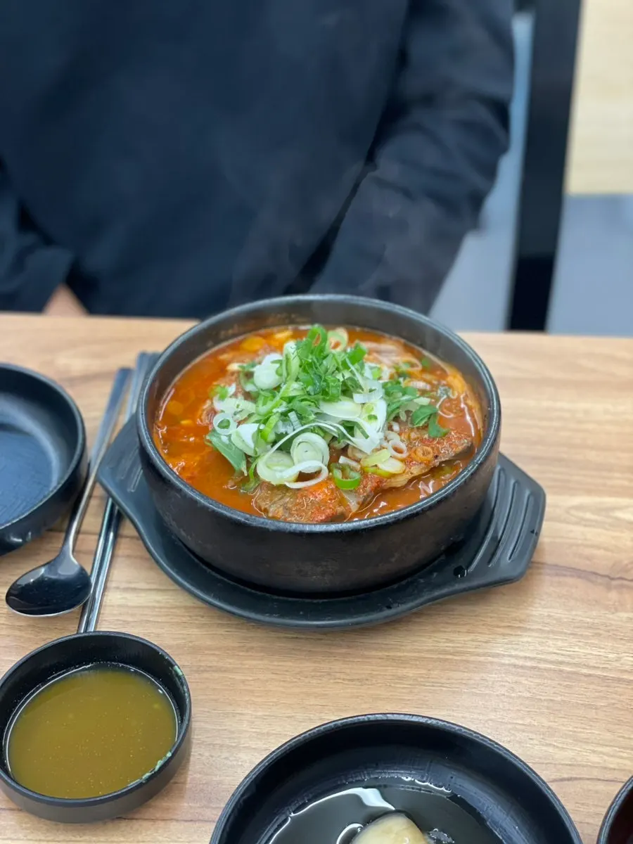 A meal of meaty bones paired with diced radish kimchi