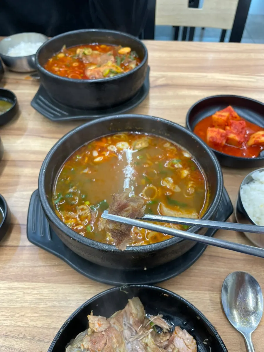 Broth and ingredients in the regular-spice pork bone soup
